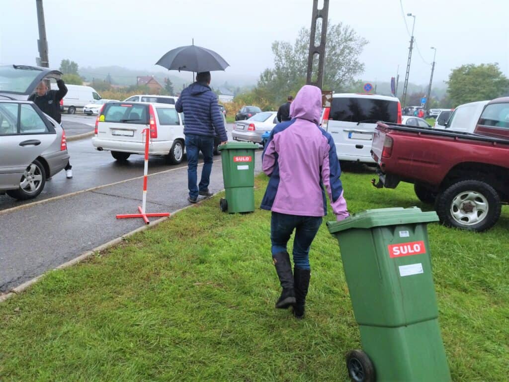A zimankós időben is több százan jöttek el az Érdi piacra, az ingyen igényelhető kukákért